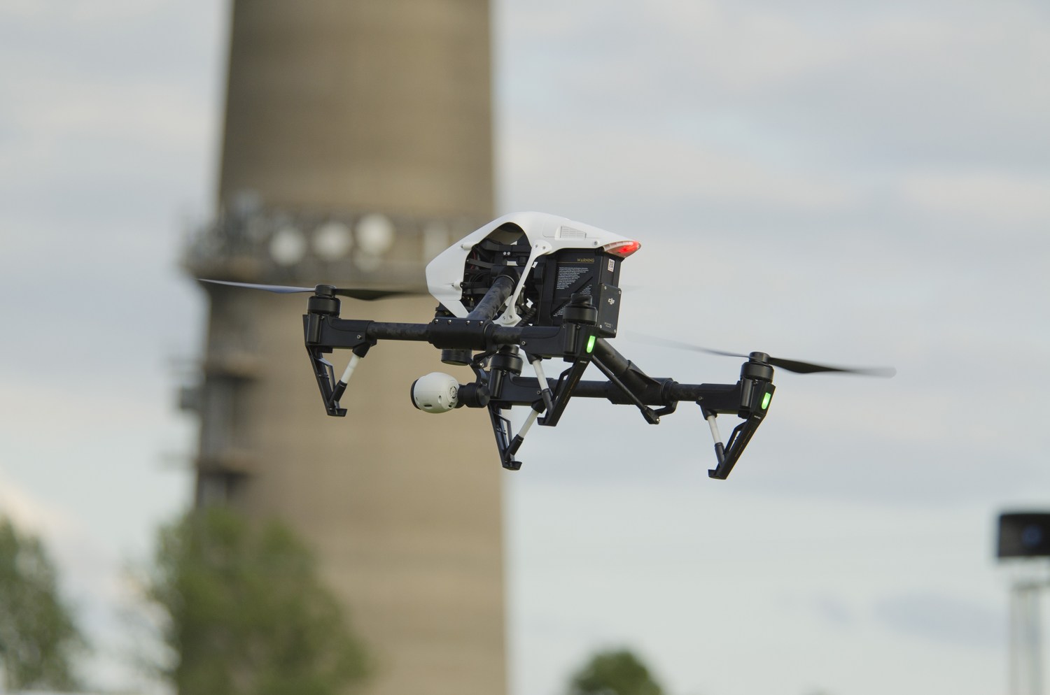 Dron profesional en vuelo